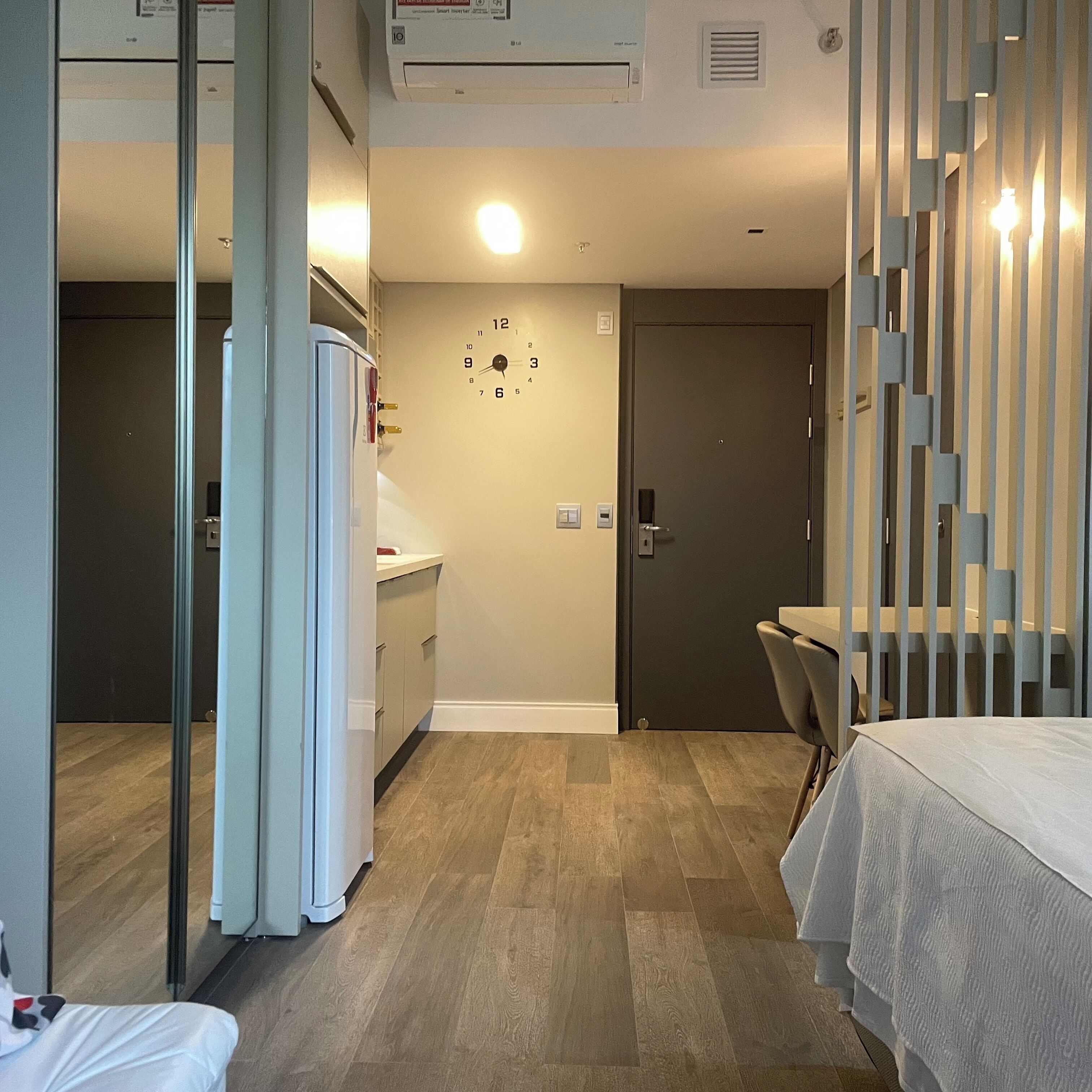 1 quarto, escrivaninha, ferros/tábuas de passar roupa, berço de viagem