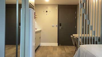 1 habitación, escritorio, tabla de planchar con plancha y cuna de viaje