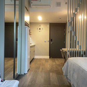 1 quarto, escrivaninha, ferros/tábuas de passar roupa, berço de viagem