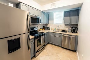 Jääkaappi, mikroaaltouuni, uuni, liesi