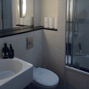 Hair dryer, towels, soap, toilet paper - Cozy flat in Marylebone (London)