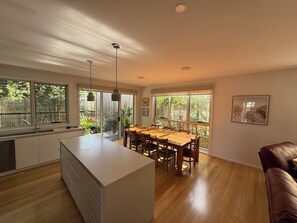 Dining - Hidden Island Gem! Private Stay, 15-Min Walk to the foreshore (Cowes)