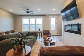 TV, fireplace