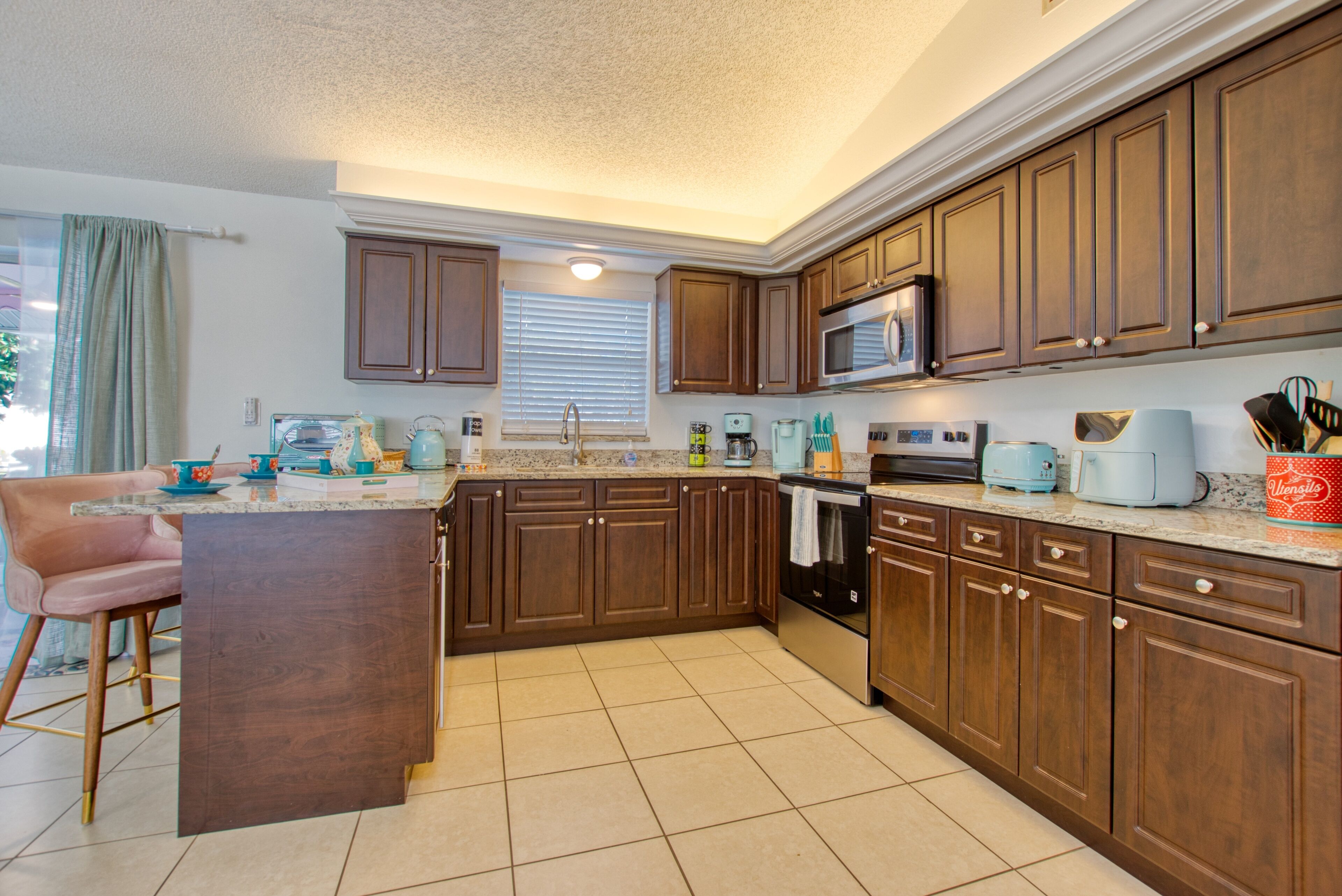 Køleskab, mikrobølgeovn, ovn, kogeplade