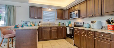 Kjøleskap, mikrobølgeovn, ovn og kokeplater