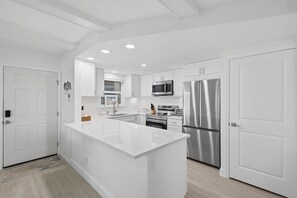 Fridge, microwave, oven, dishwasher - BG Beach Club 5D - Ground Level No Stairs - Sleeps 6 - Close to Village (Boca Grande)