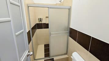 Shower, handuk, sabun, dan sampo