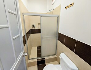 Shower, towels, soap, shampoo - Cali hotel in Montanita beach (Montañita)