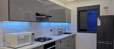 Departamento familiar, 4 habitaciones, para no fumadores, frente al océano | Cocina privada | Refrigerador con congelador, horno, parrilla de estufa y tostadora