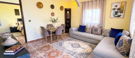 Apartamento clássico, vista parcial para o oceano | Área de estar