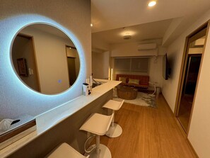 مجففات شعر، مناشف، صابون، ورق حمّام