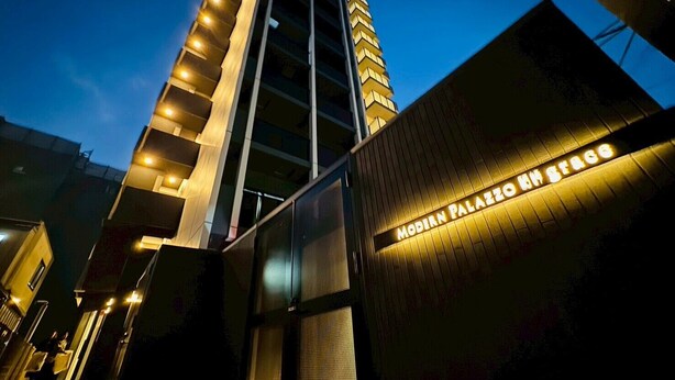 Um edifício moderno com uma placa que diz 'MODERN PALAZZO M STAGE'.