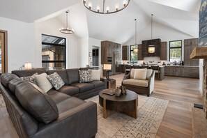 Smart TV, fireplace - Brand New Luxury House only 20 minutes from Winter Park/ Great Views/ Private Hot Tub / Bunk Room (Tabernash)