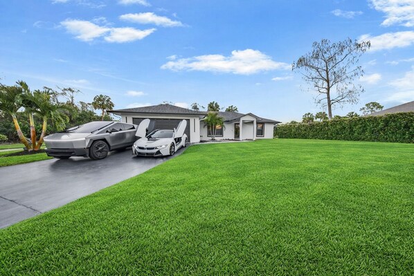 Property grounds - Luxury Modern Estate / Pool Spa & Volleyball Court (Naples)