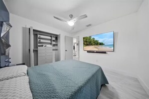 3 bedrooms, iron/ironing board, WiFi, bed sheets - Luxury Modern Estate / Pool Spa & Volleyball Court (Naples)