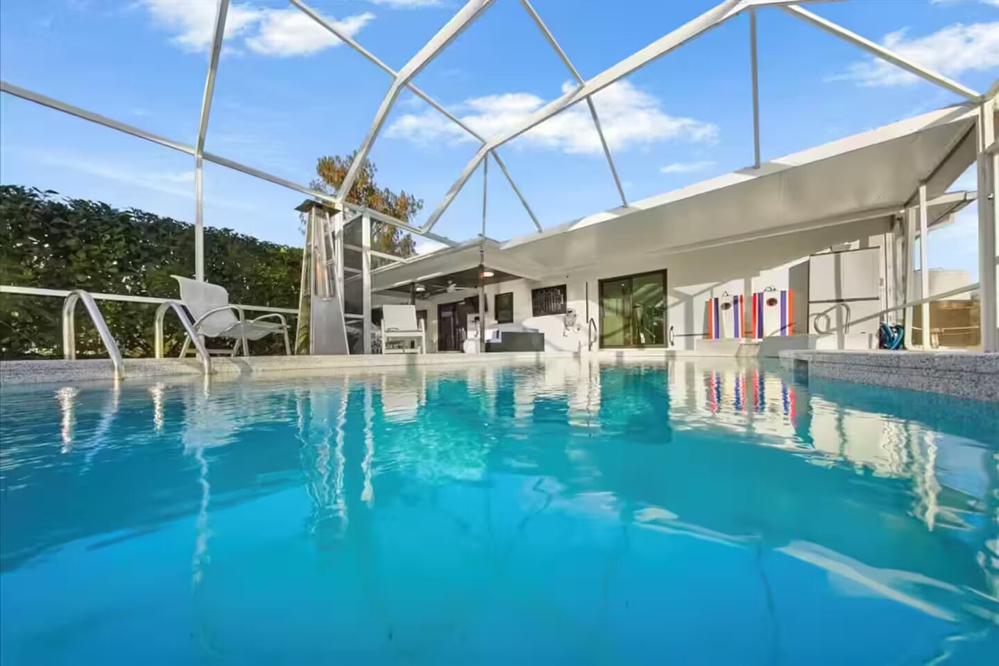 Utomhuspool och uppvärmd pool