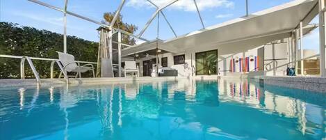 Utomhuspool och uppvärmd pool