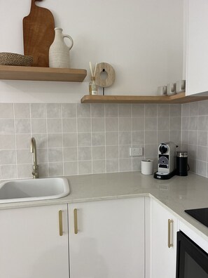 Geladeira, micro-ondas, cooktop, cafeteira/chaleira