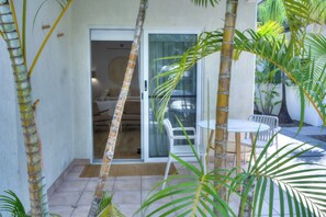 Outdoor dining - Beautifully renovated luxury studio in Sandcastles Resort (Agnes Water)
