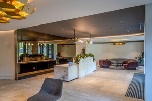 Lobby - Luxe 2BR Escape | City View, Pool & Gym (Docklands)