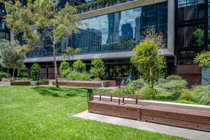 Property grounds - Luxe 2BR Escape | City View, Pool & Gym (Docklands)