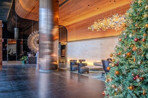 Lobby - Luxe 2BR Escape | City View, Pool & Gym (Docklands)