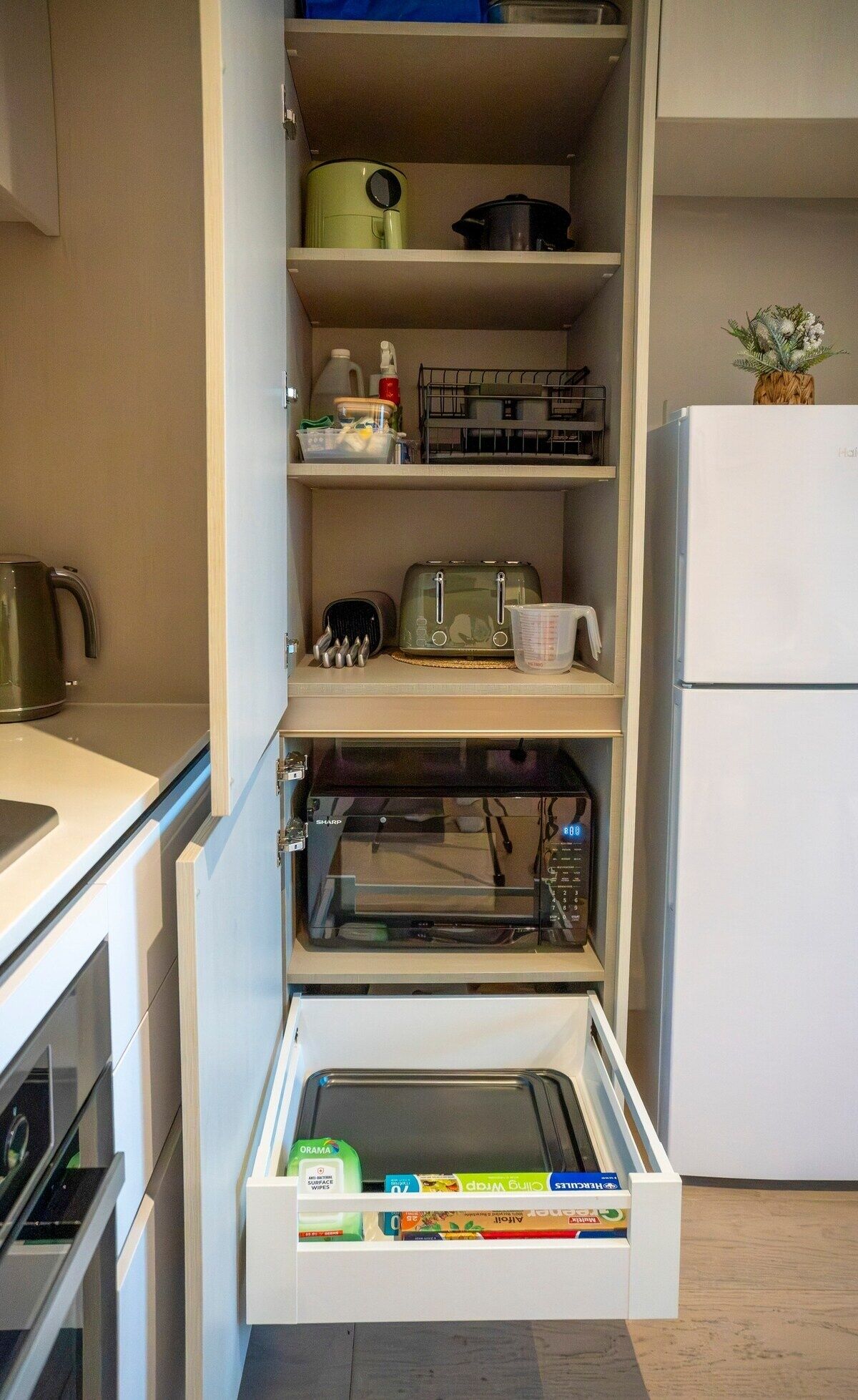 Kühlschrank, Mikrowelle, Ofen, Herdplatte