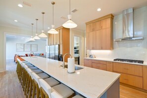 Fridge, microwave, oven, stovetop - NEW: Destin's Premier Wedding & Corporate Retreat | Outdoor Pavilion | Resort Pool (Miramar Beach)