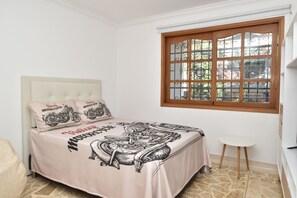 4 bedrooms, iron/ironing board, WiFi, bed sheets