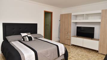 4 bedrooms, iron/ironing board, WiFi, bed sheets