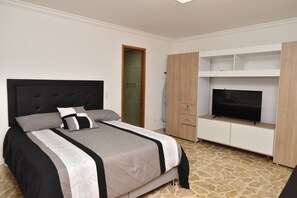 4 bedrooms, iron/ironing board, WiFi, bed sheets
