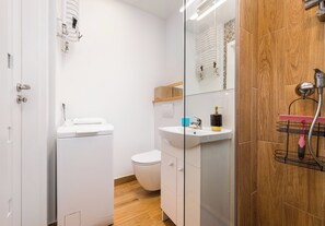 Shower, hair dryer, towels - Twarda Downtown Apartment (Warszawa)