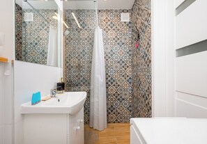 Douche, sèche-cheveux, serviettes fournies