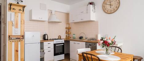 冷蔵庫、オーブン、コンロ、食器洗い機