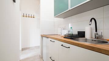 Réfrigérateur, plaque de cuisson, grille-pain