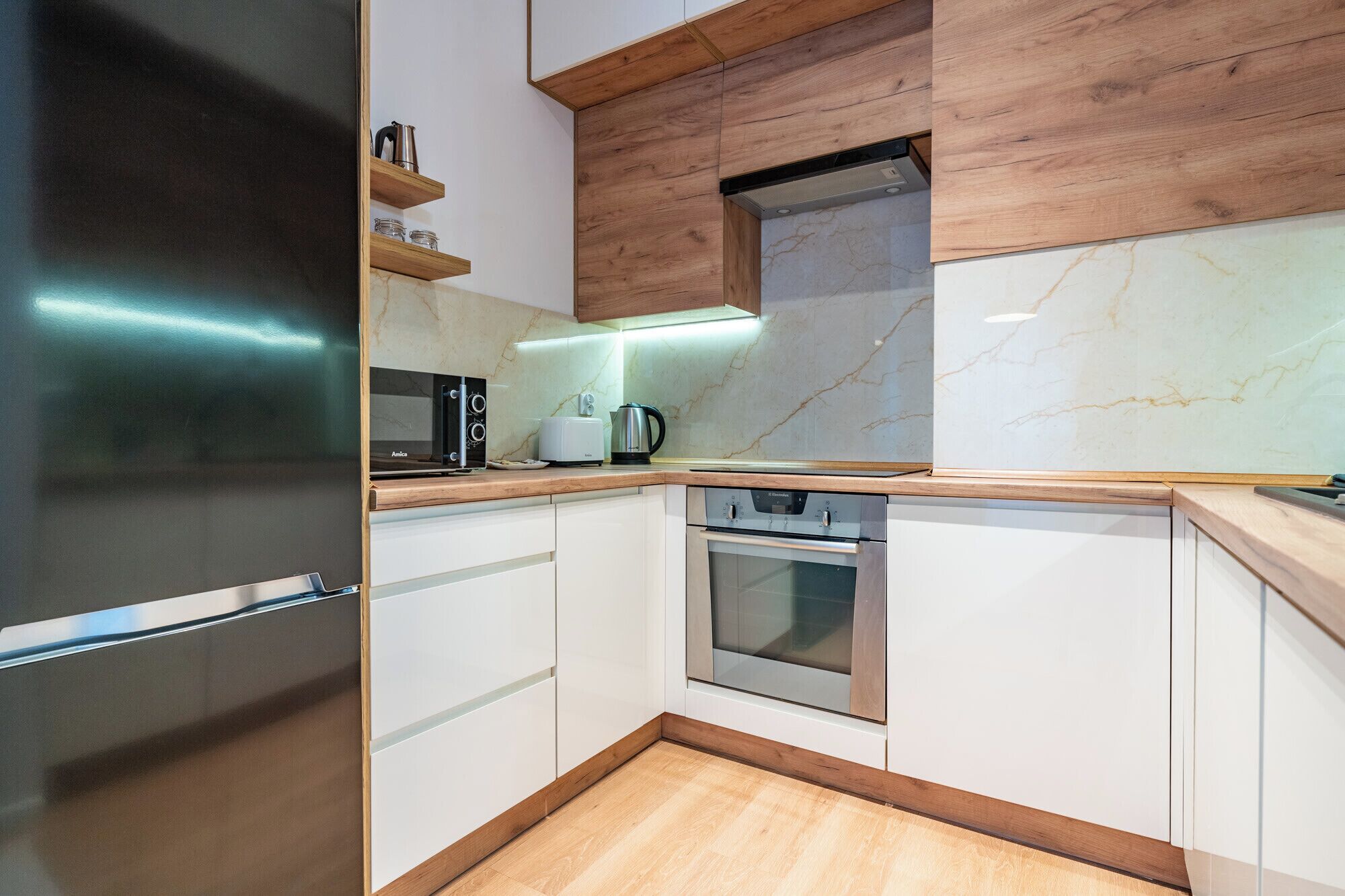 Réfrigérateur, micro-ondes, four, plaque de cuisson