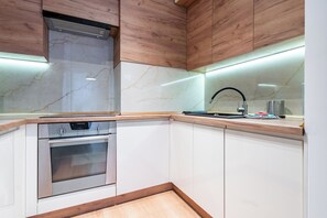 Fridge, microwave, oven, stovetop - Szurmana Modern Stay Apartment (Katowice)