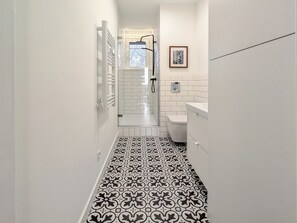 Douche, sèche-cheveux, serviettes fournies