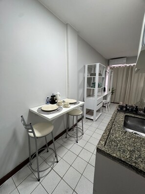 Private kitchen - Apartment in Brasilia, near Plano Piloto, furnished and in a great location. (Plano Piloto)