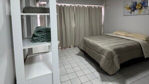 A bedroom with a bed, a wardrobe, a curtain, and a wall-mounted artwork. - Apartment in Brasilia, near Plano Piloto, furnished and in a great location. (Plano Piloto)