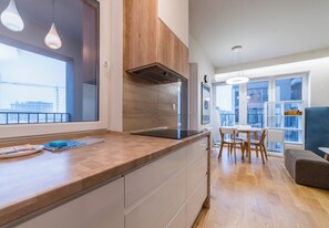 Fridge, oven, stovetop - Gąsiorowskich Cosy Studio (Poznań)