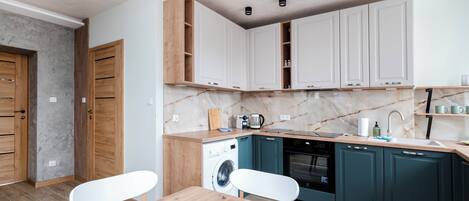 Réfrigérateur, un four, surface de cuisson, lave-vaisselle