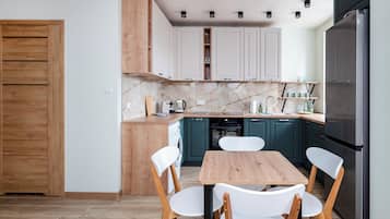 Een koelkast, een oven, een kookplaat, een vaatwasser