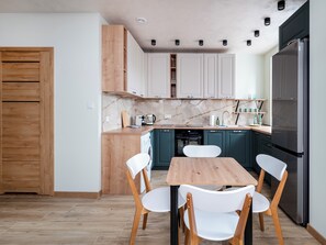 Een koelkast, een oven, een kookplaat, een vaatwasser