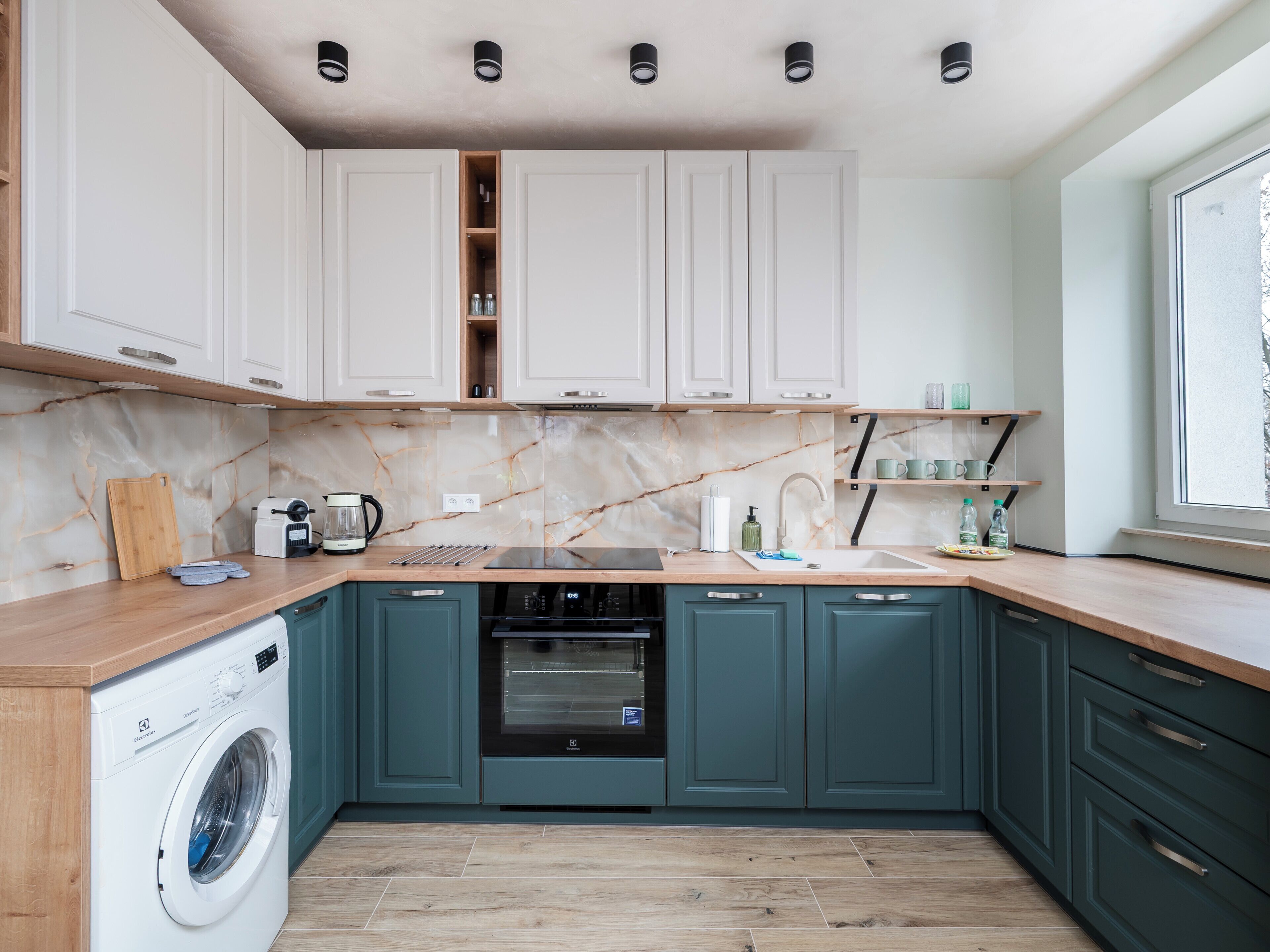 Fridge, oven, stovetop, dishwasher