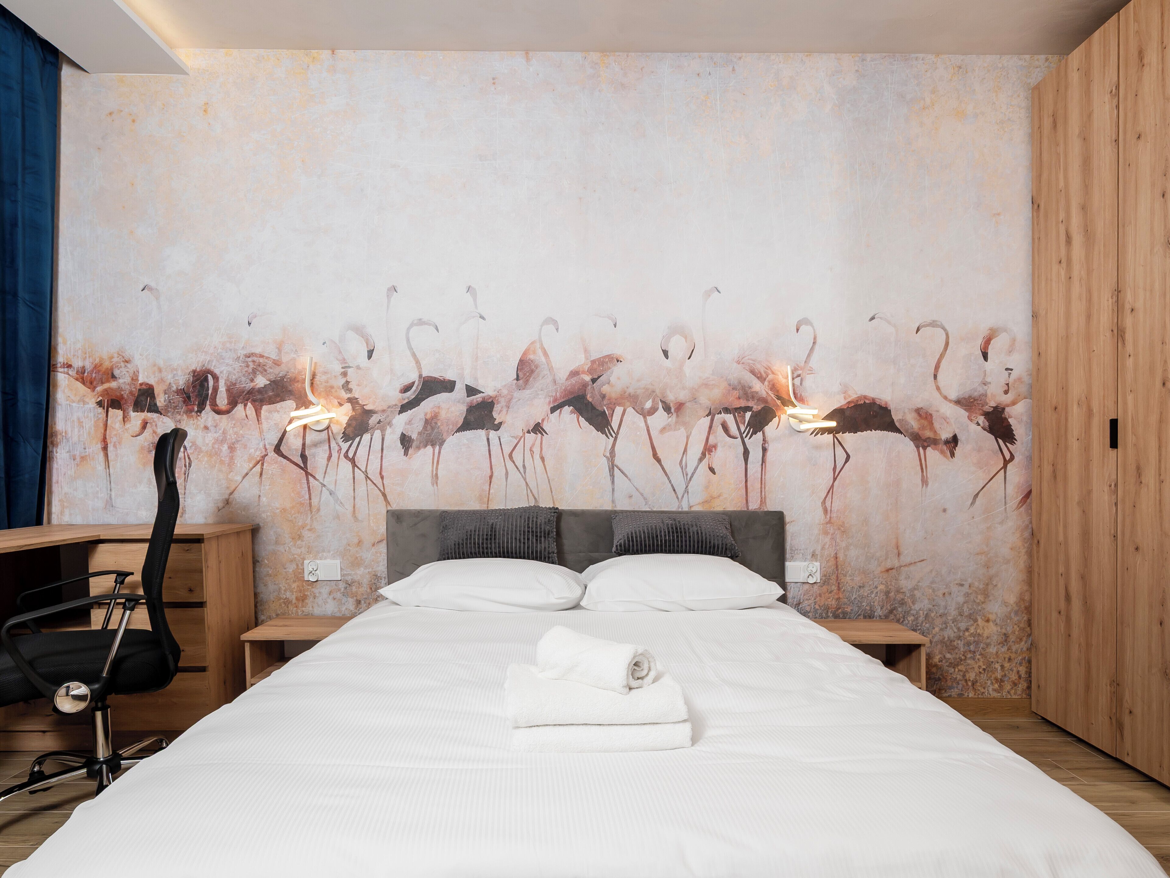 Een strijkplank/strijkijzer, wifi, beddengoed