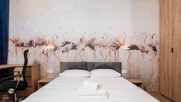 Een strijkplank/strijkijzer, wifi, beddengoed