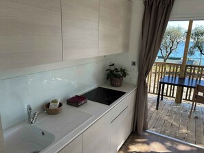 Fridge, microwave, stovetop, coffee/tea maker - Mobile home with air conditioning and terrace (Padenghe sul Garda)