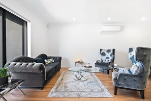 TV - Spacious Tarneit Home with Private Garden (Tarneit)