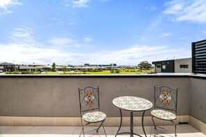 Outdoor dining - Spacious Tarneit Home with Private Garden (Tarneit)